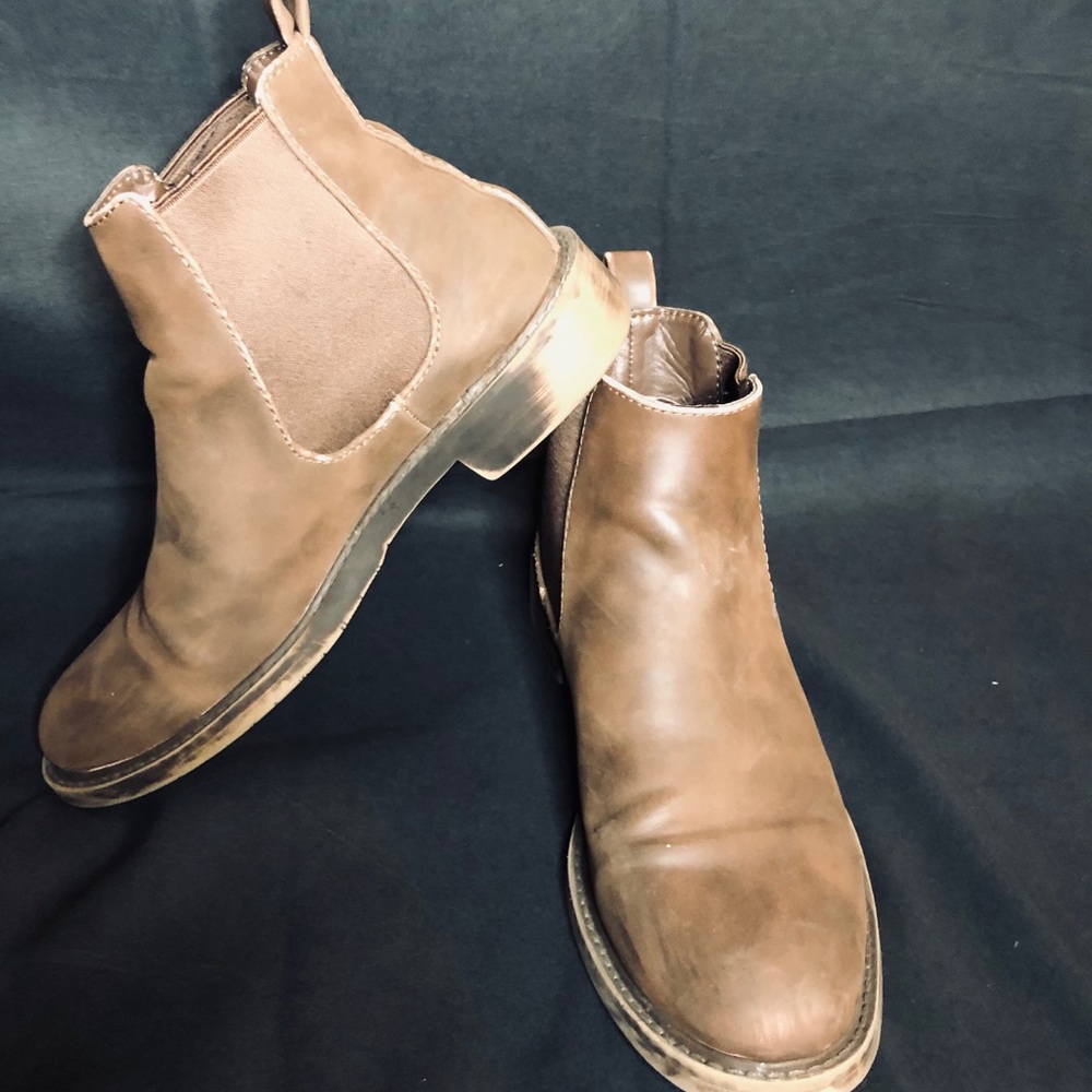 FOREVER 21 CHELSEA BOOTS IN BROWN